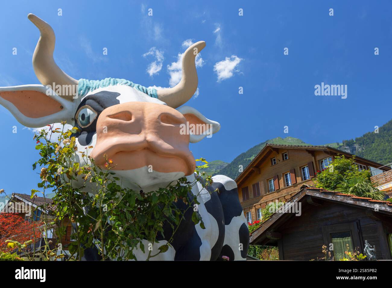 Statue de vache et chalets traditionnels, Brienz, Oberland bernois, Suisse Banque D'Images
