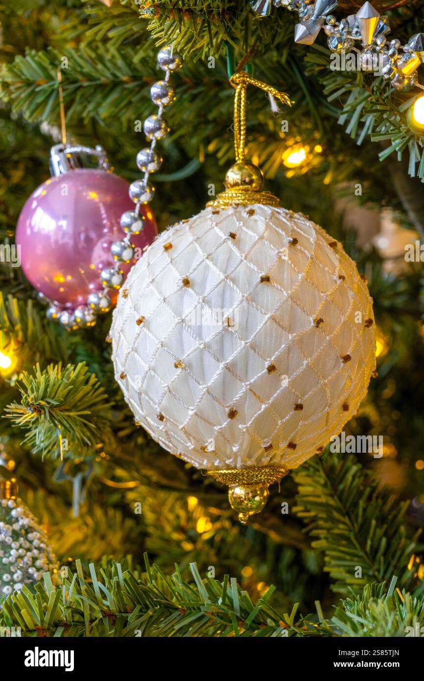 Décorations blanches et roses pour sapins de Noël (boules) Banque D'Images