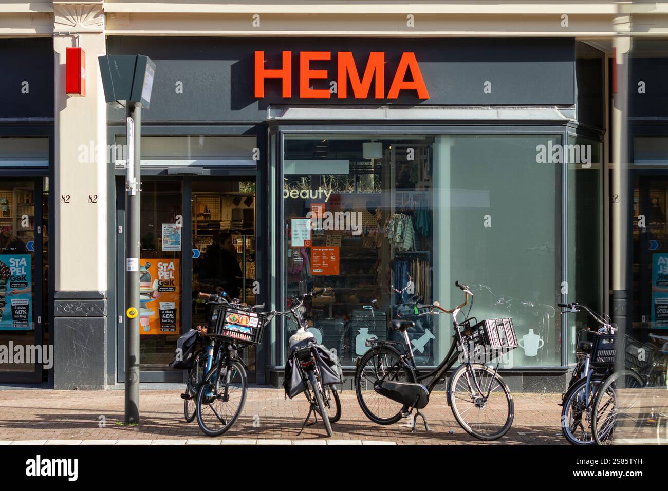 Boutique HEMA à Utrecht. HEMA est une chaîne de magasins de variétés néerlandaise. Vélos devant le magasin. Banque D'Images Boutique HEMA à Utrecht. HEMA est une chaîne de magasins de variétés néerlandaise. Vélos devant le magasin. Banque D'Images
