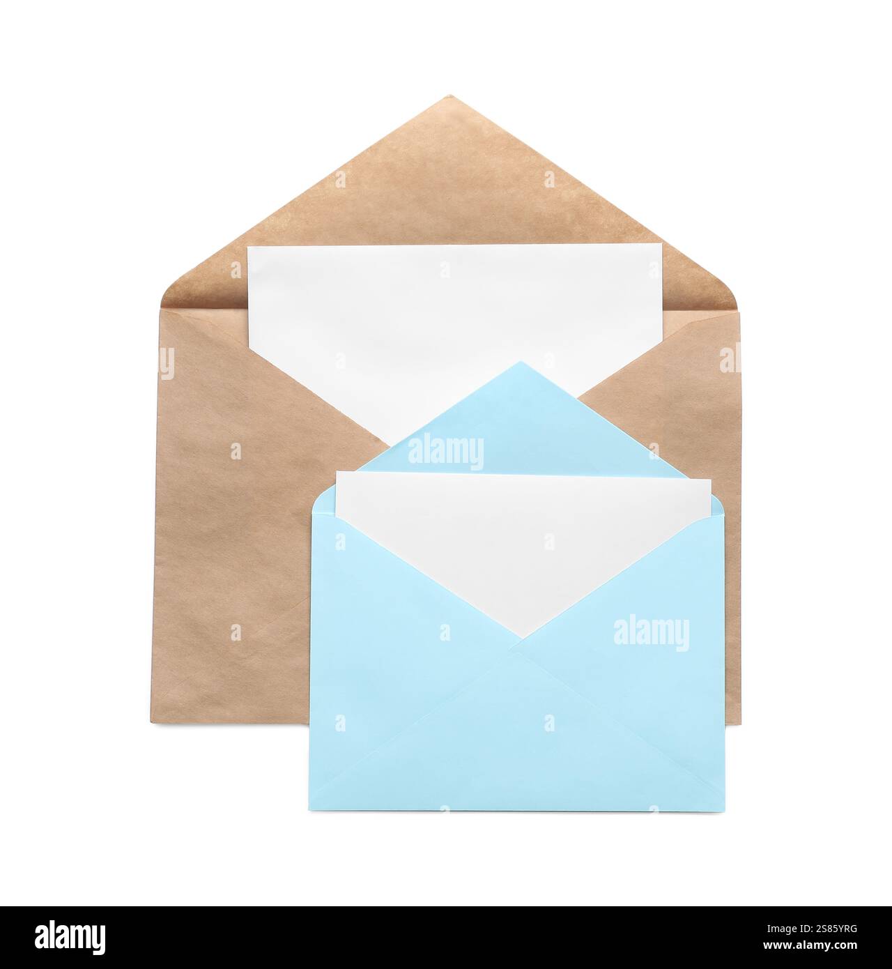 Enveloppes isolées avec des cartes sur blanc, vue de dessus. Maquette pour le design Banque D'Images