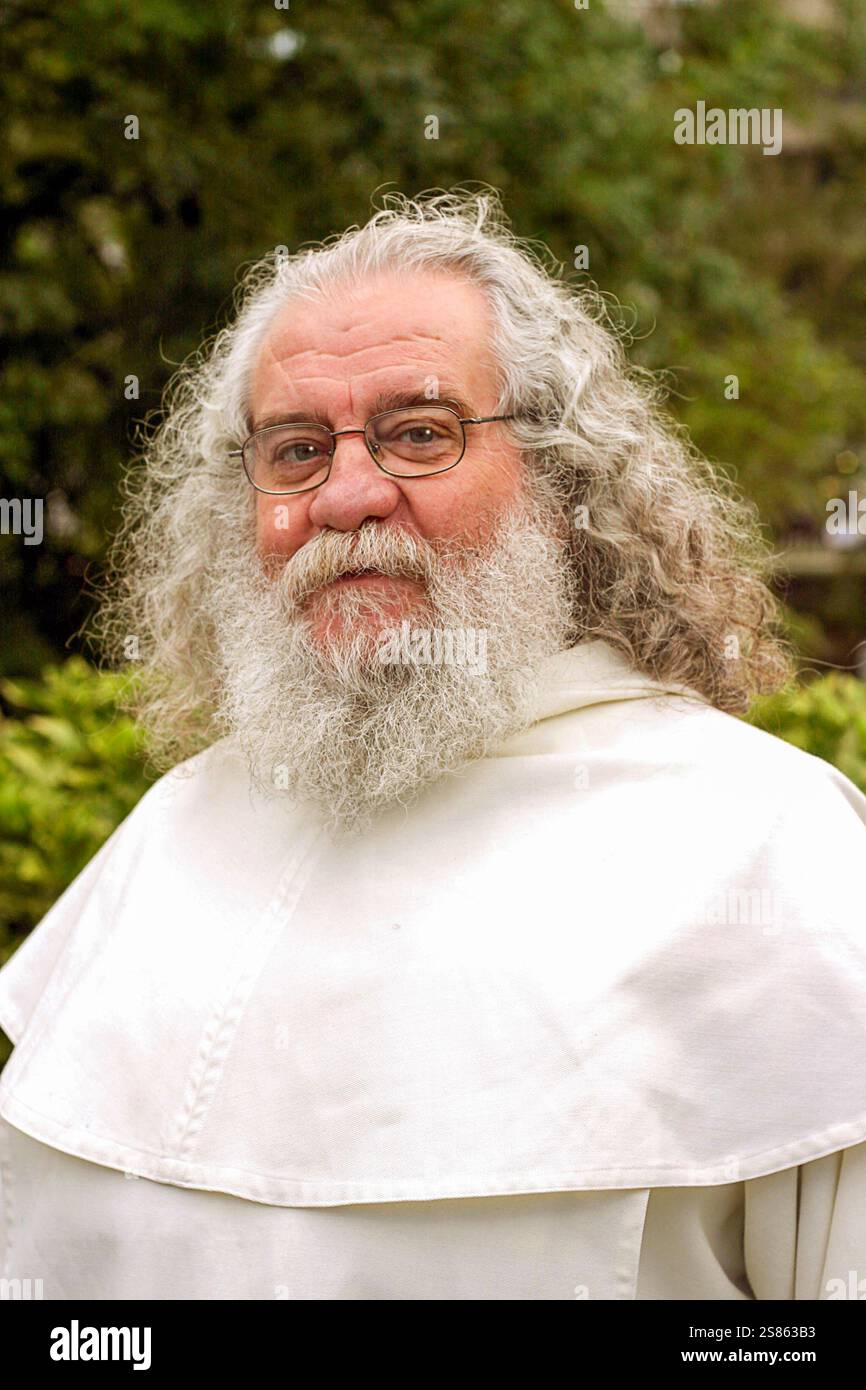 Le Père dominicain Pedro Meca, qui a consacré sa vie aux plus démunis et aux gens de la rue, fondateur à Paris d’organisations caritatives pour t Banque D'Images