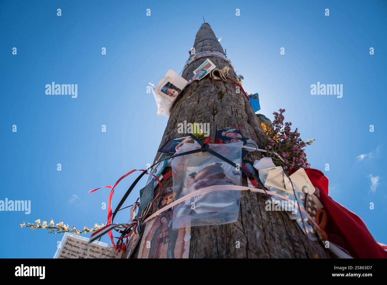 Chemin de pèlerinage du Camino de Santiago, chemin de Saint Jacques : pèlerin priant au fond du calvaire 'Cruz de Ferro' le long du Camino francés (le Frenc Banque D'Images