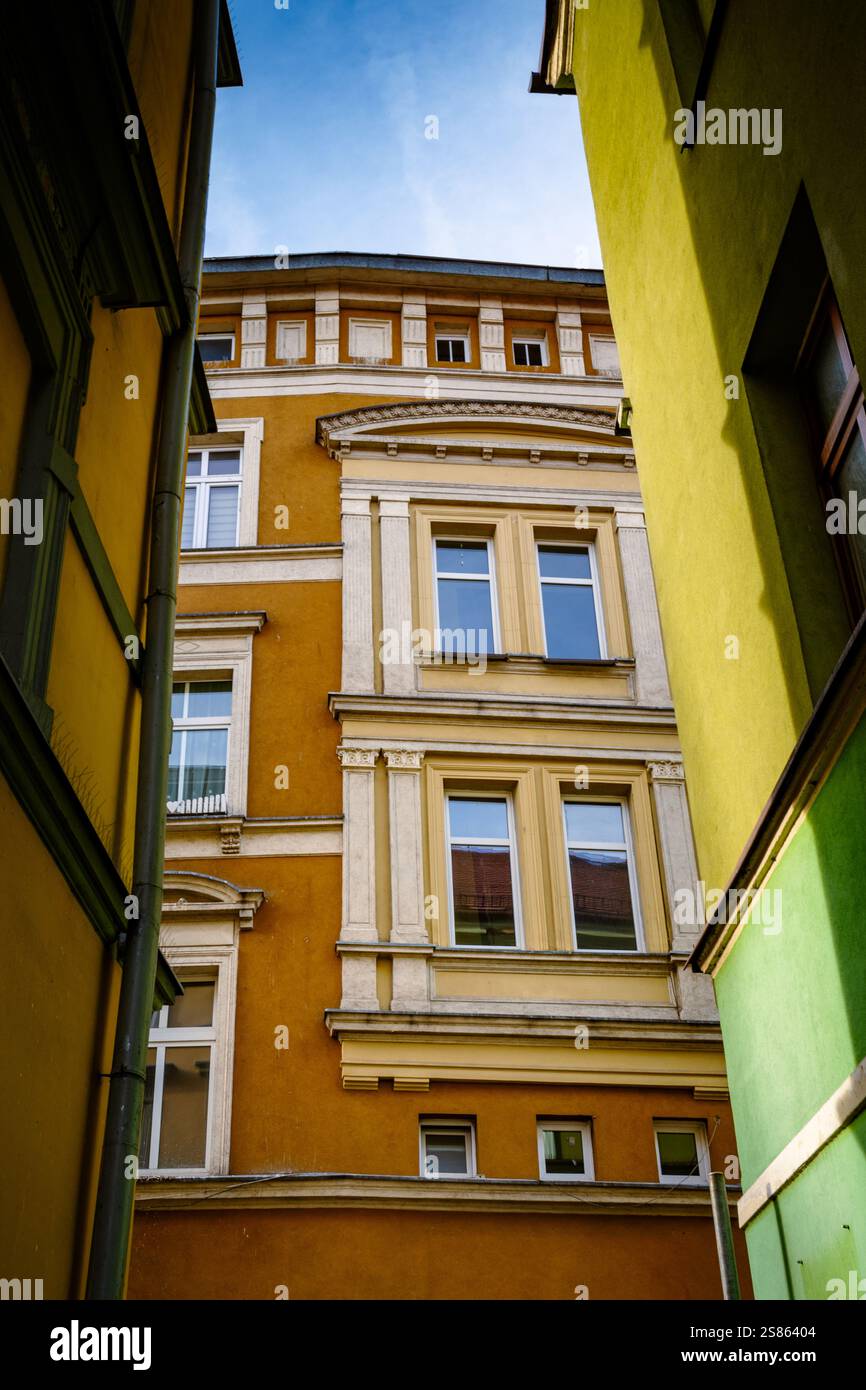 Vue architecturale unique entre les bâtiments colorés dans une ruelle urbaine tranquille pendant la journée Banque D'Images