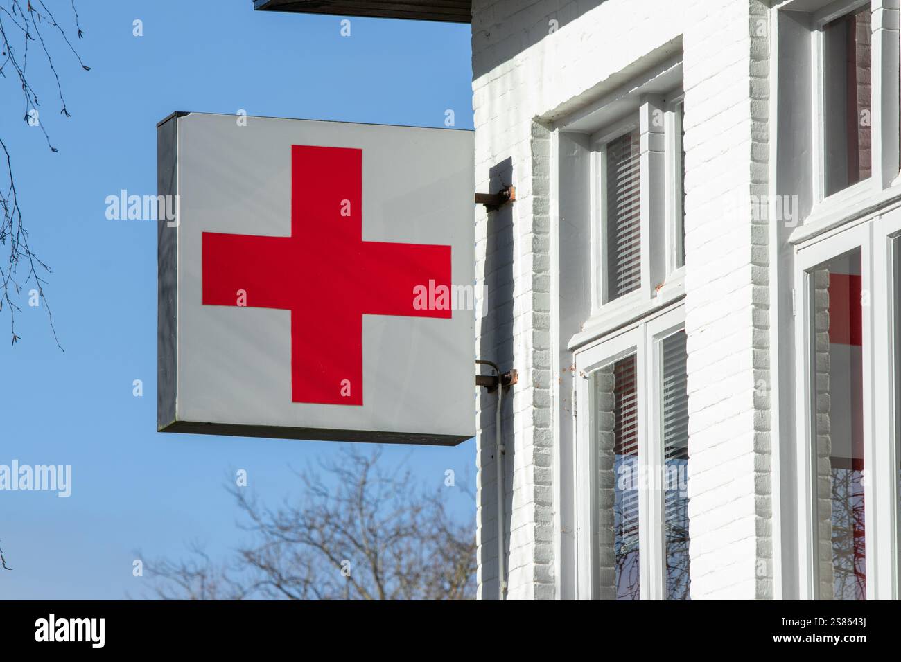 Signe Rode Kruis. Croix-Rouge néerlandaise. La Croix-Rouge est un soulagement mondial. Banque D'Images