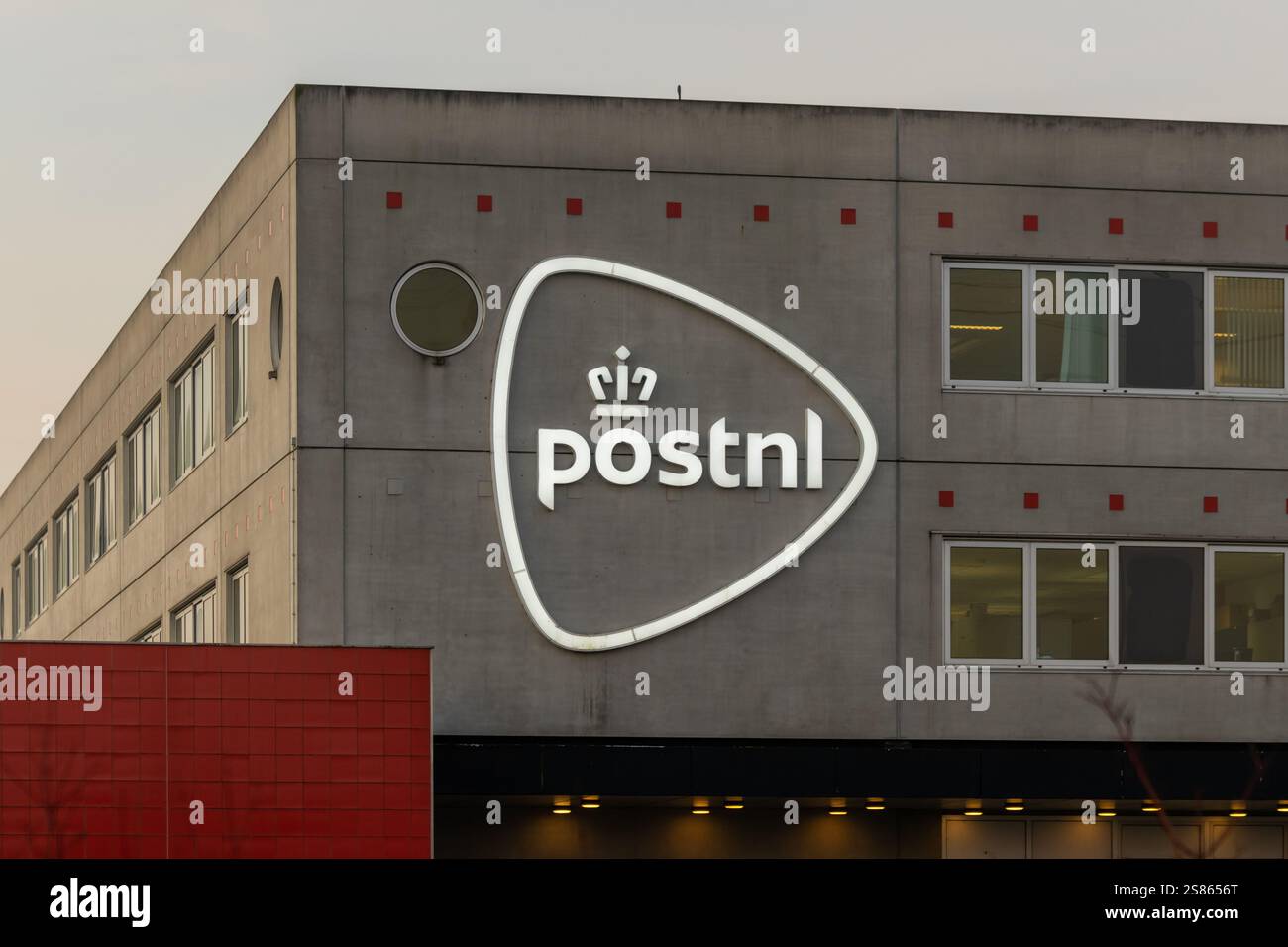 Logo PostNL signe sur le centre de tri. La plus grande entreprise postale nationale des pays-Bas. Banque D'Images