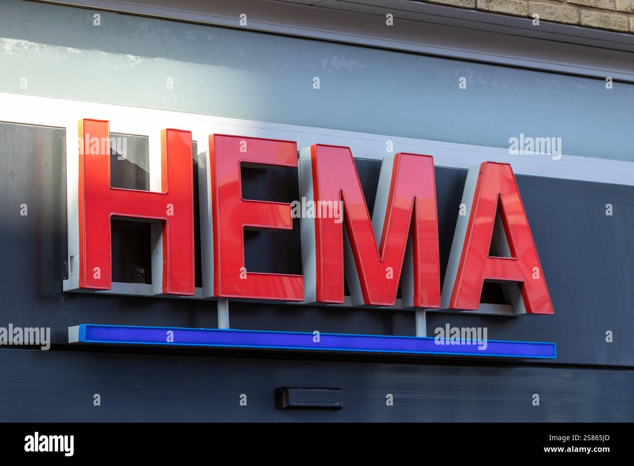 Boutique HEMA à Utrecht. HEMA est une chaîne de magasins de variétés néerlandaise. Il a commencé ses opérations en tant que magasin de variétés. Banque D'Images Boutique HEMA à Utrecht. HEMA est une chaîne de magasins de variétés néerlandaise. Il a commencé ses opérations en tant que magasin de variétés. Banque D'Images