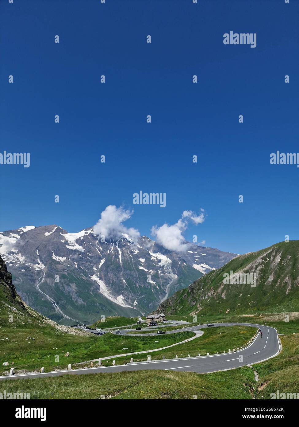 Route de montagne serpentine. Route sinueuse de Grossglockner High Alpine à High Tauern, Autriche. Banque D'Images