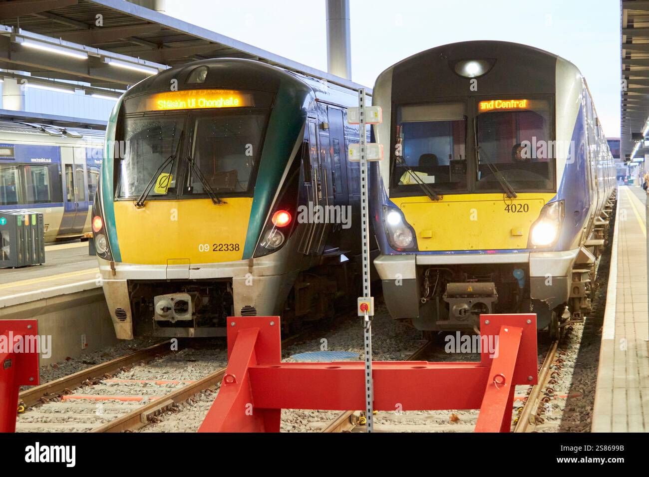trains irlandais et ferroviaires d'irlande du nord aux quais de la grande gare centrale de belfast irlande du nord royaume-uni Banque D'Images