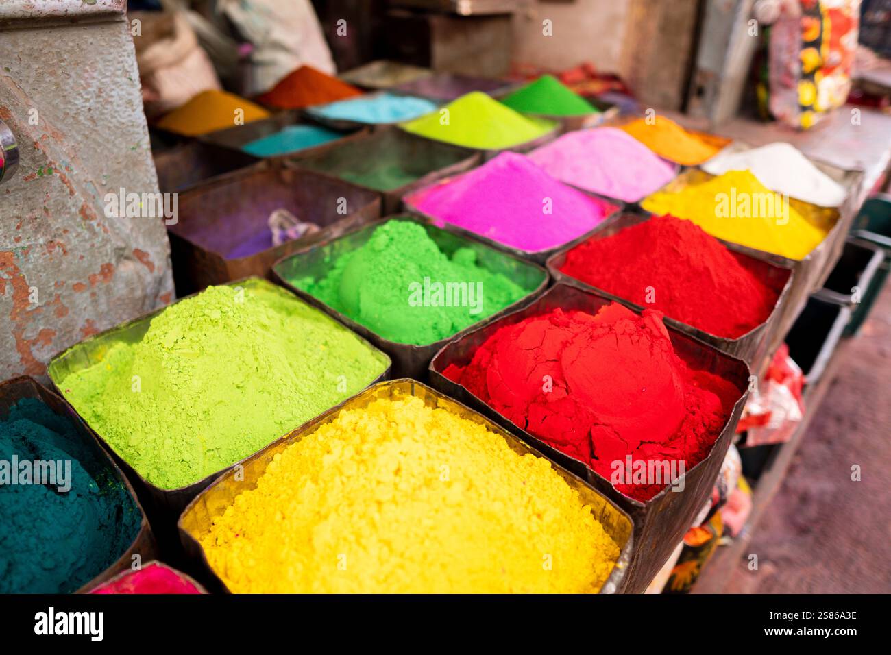 Seaux avec de la poudre colorée Holi gulal sur le marché de rue à Mathura, Inde. Banque D'Images