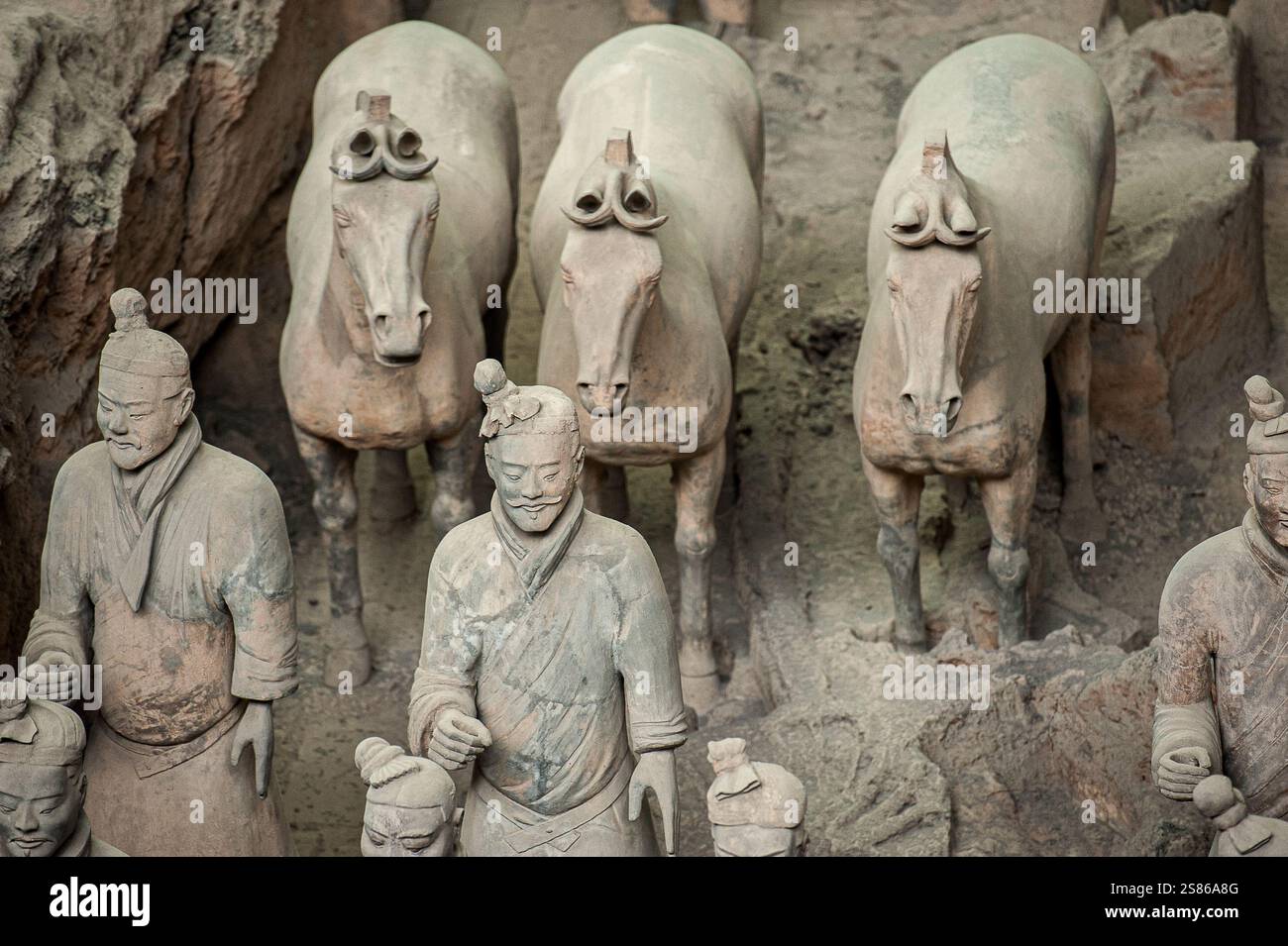 L'armée de terre cuite se compose de 8000 soldats, 130 chars avec 520 chevaux et 150 chevaux de cavalerie, qui ont été enterrés avec le premier empereur de Chine Banque D'Images
