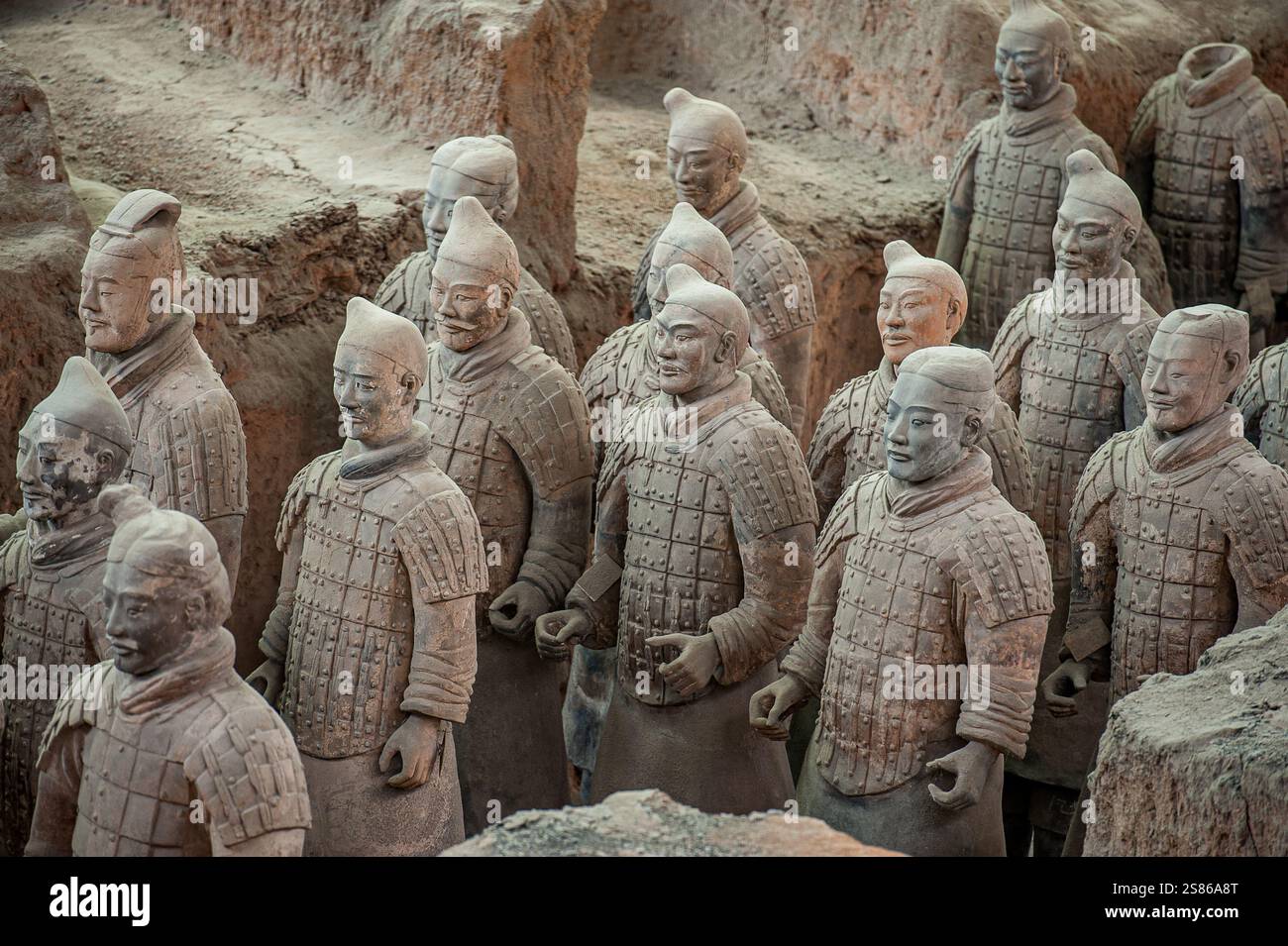 L'armée de terre cuite se compose de 8000 soldats, 130 chars avec 520 chevaux et 150 chevaux de cavalerie, qui ont été enterrés avec le premier empereur de Chine Banque D'Images