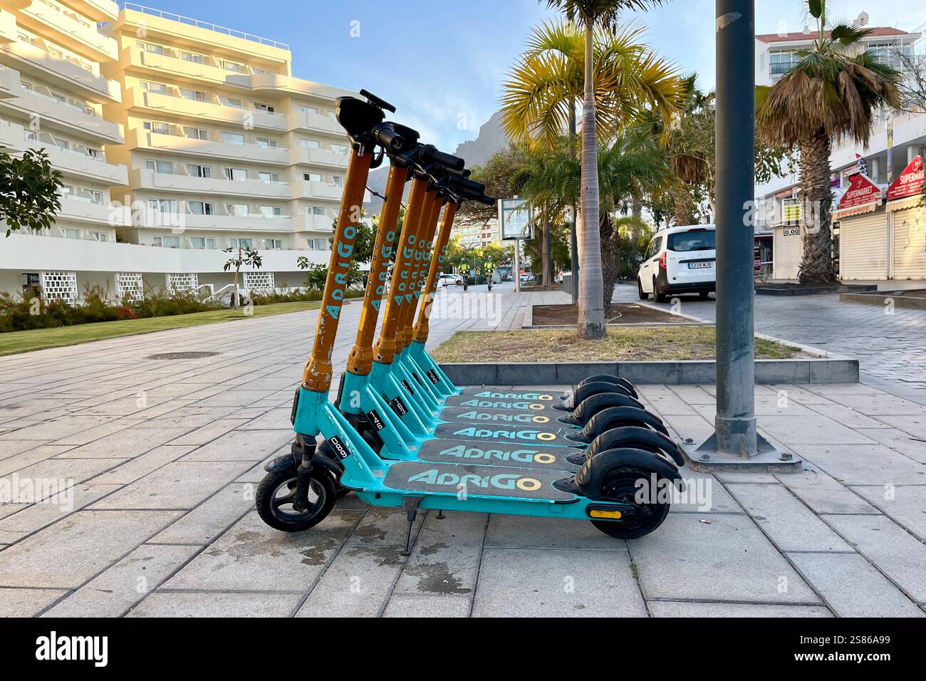 Rangée de scooters électriques adrigo stationnés (E-scooters) à Costa Adeje. Tenerife, Îles Canaries, Espagne. 11 janvier 2025. Banque D'Images