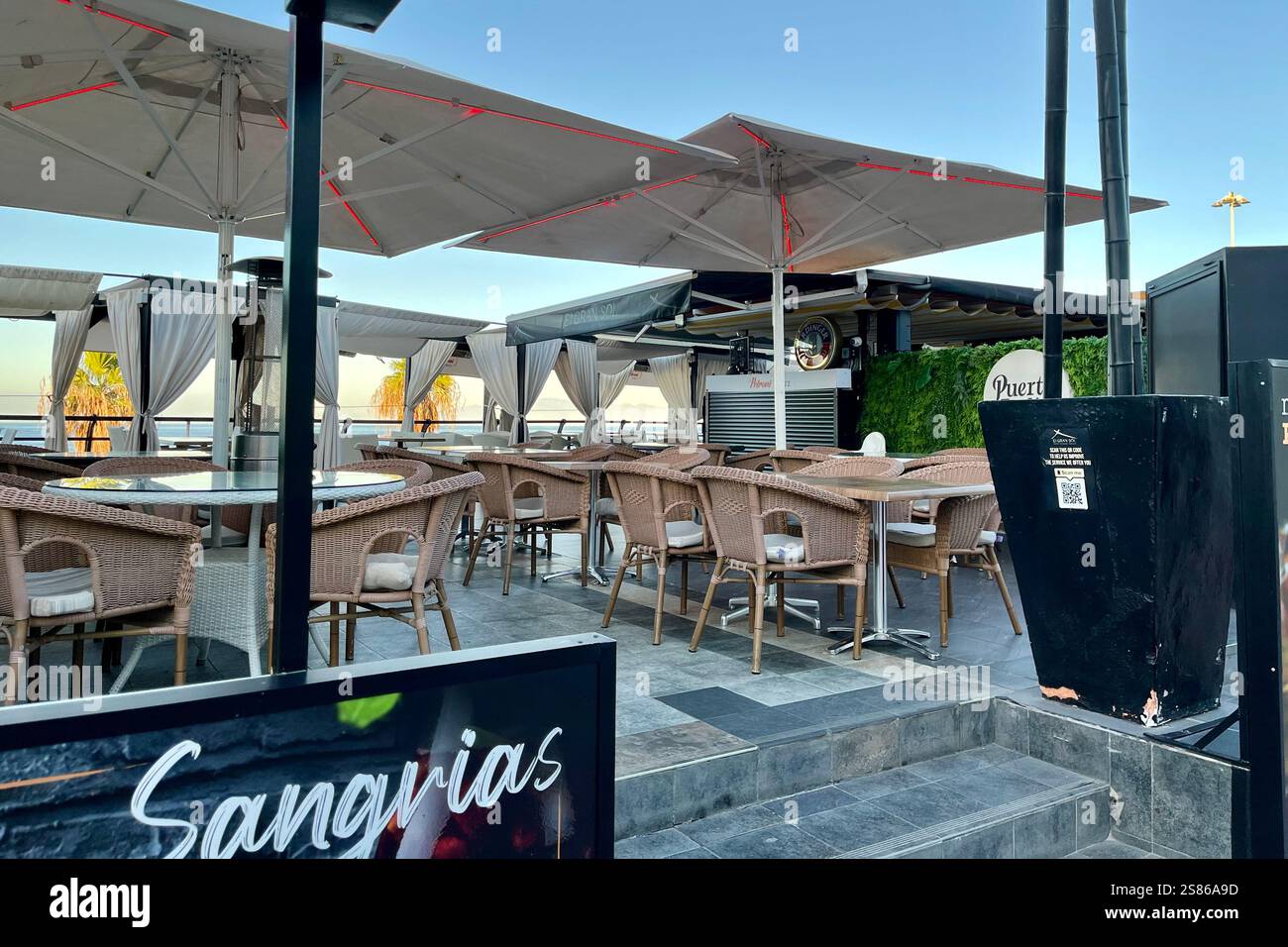 Bar extérieur sur le front de mer Costa Adeje près de Playa de Fanabe. Tenerife, Îles Canaries, Espagne. 12 janvier 2025. - Image de stock capturée avec un smartphone