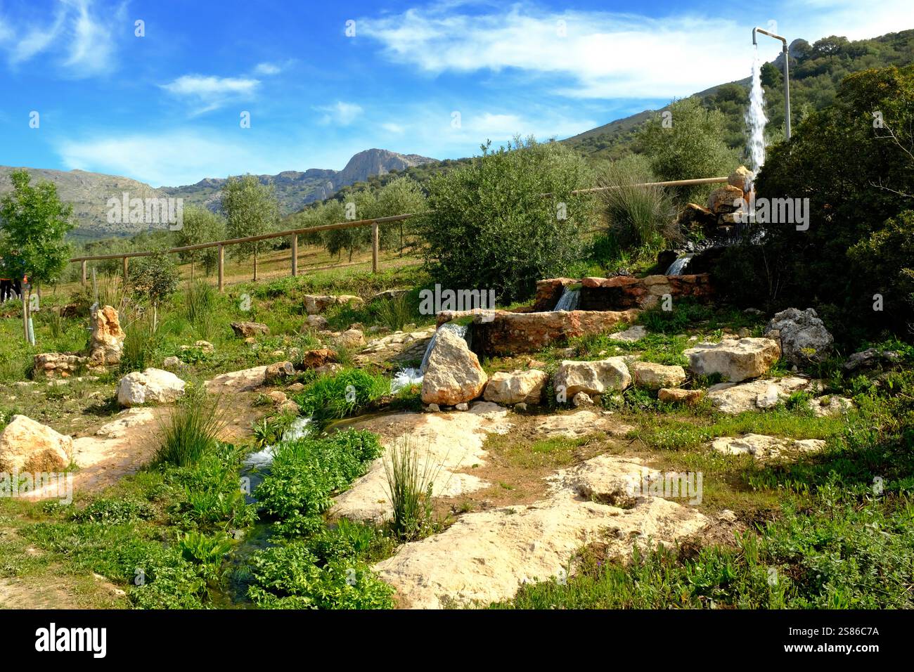 L'eau de source de montagne se déversant de las duchas del Carmen dans des étangs artificiels. Parc naturel de la Sierra Subbética, Province de Cordoue, Andalousie, Espagne Banque D'Images