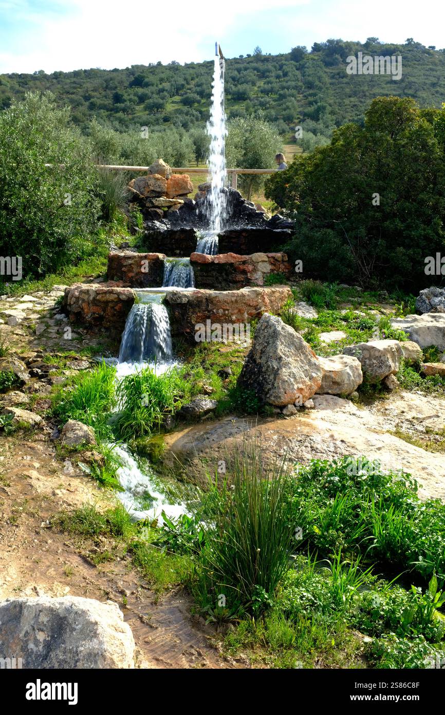 L'eau de source de montagne se déversant de las duchas del Carmen dans des étangs artificiels. Parc naturel de la Sierra Subbética, Province de Cordoue, Andalousie, Espagne Banque D'Images