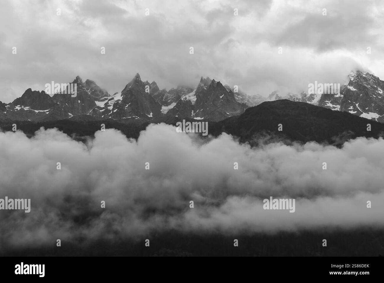 Noir et blanc. Les aiguilles de Chamonix dans le massif du Mont Blanc, au milieu des nuages, Chamonix, haute Savoie, Auvergne Rhône Alpes, France Banque D'Images