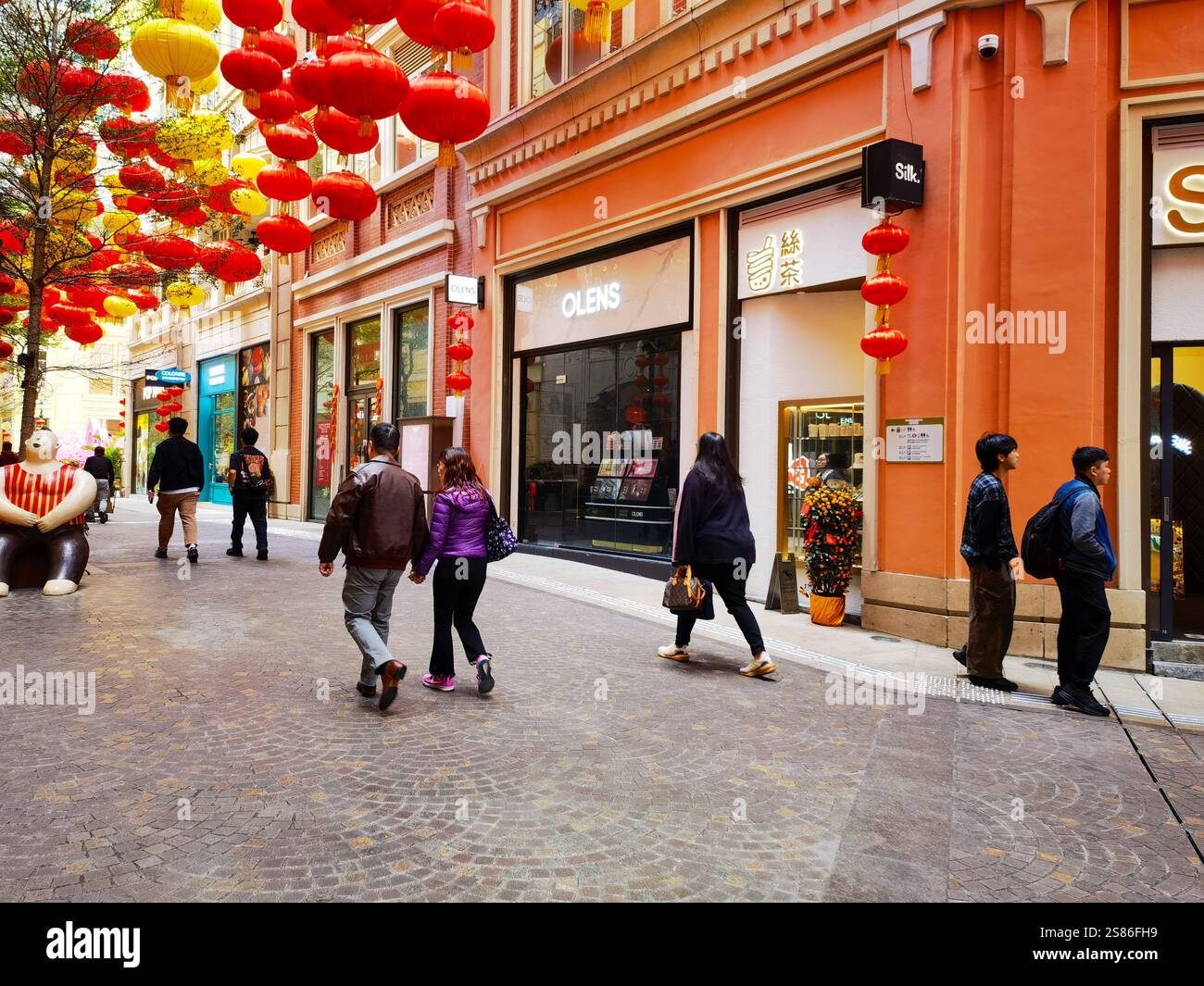 Hongkong, Chine - 21 janvier 2025 : Lee Tung Avenue est ornée de lanternes rouges festives célébrant le nouvel an chinois. Les acheteurs se promènent le long du cha Banque D'Images