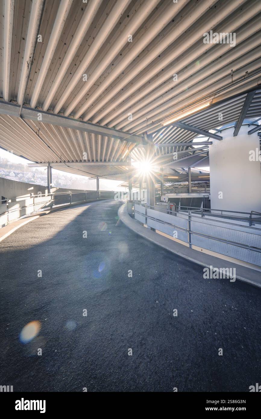 Un sentier en spirale dans un parking à plusieurs étages avec plein soleil, parking à plusieurs étages Kaufland Calw, quartier Calw, Forêt Noire, Allemagne, Europe Banque D'Images