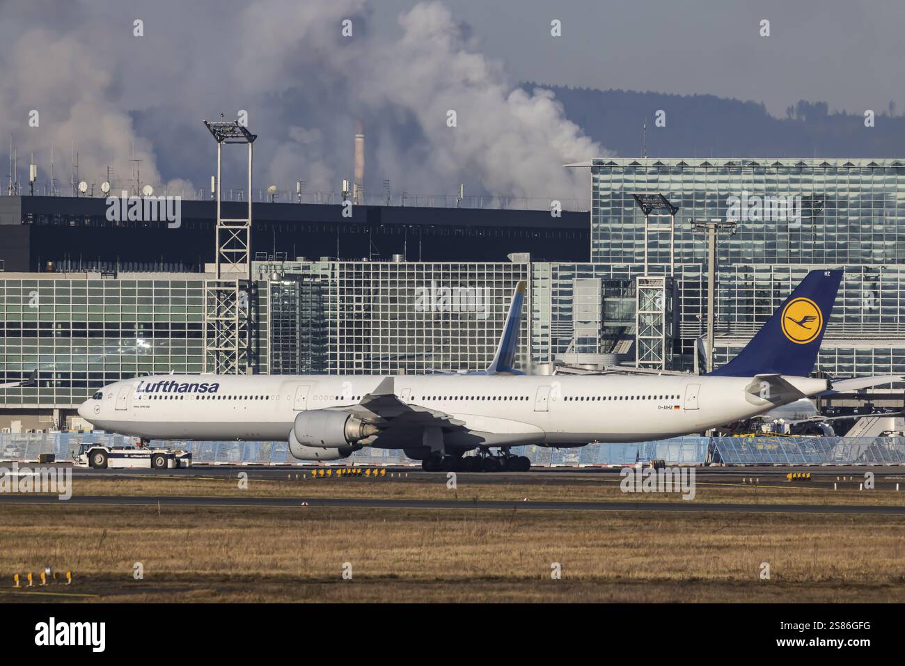 Avion à l'aéroport de Fraport devant le terminal. Numéro d'immatriculation de l'aéronef : d-AIHZ, Airbus A340, Lufthansa. Francfort-sur-le-main, Hesse, Allemagne Banque D'Images