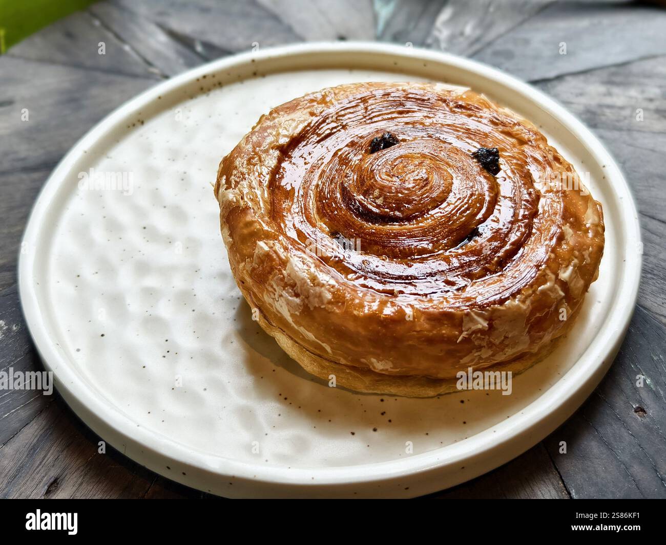Une assiette de pâtisserie danoise aux raisins secs avec glaçage au sucre sur le dessus Banque D'Images