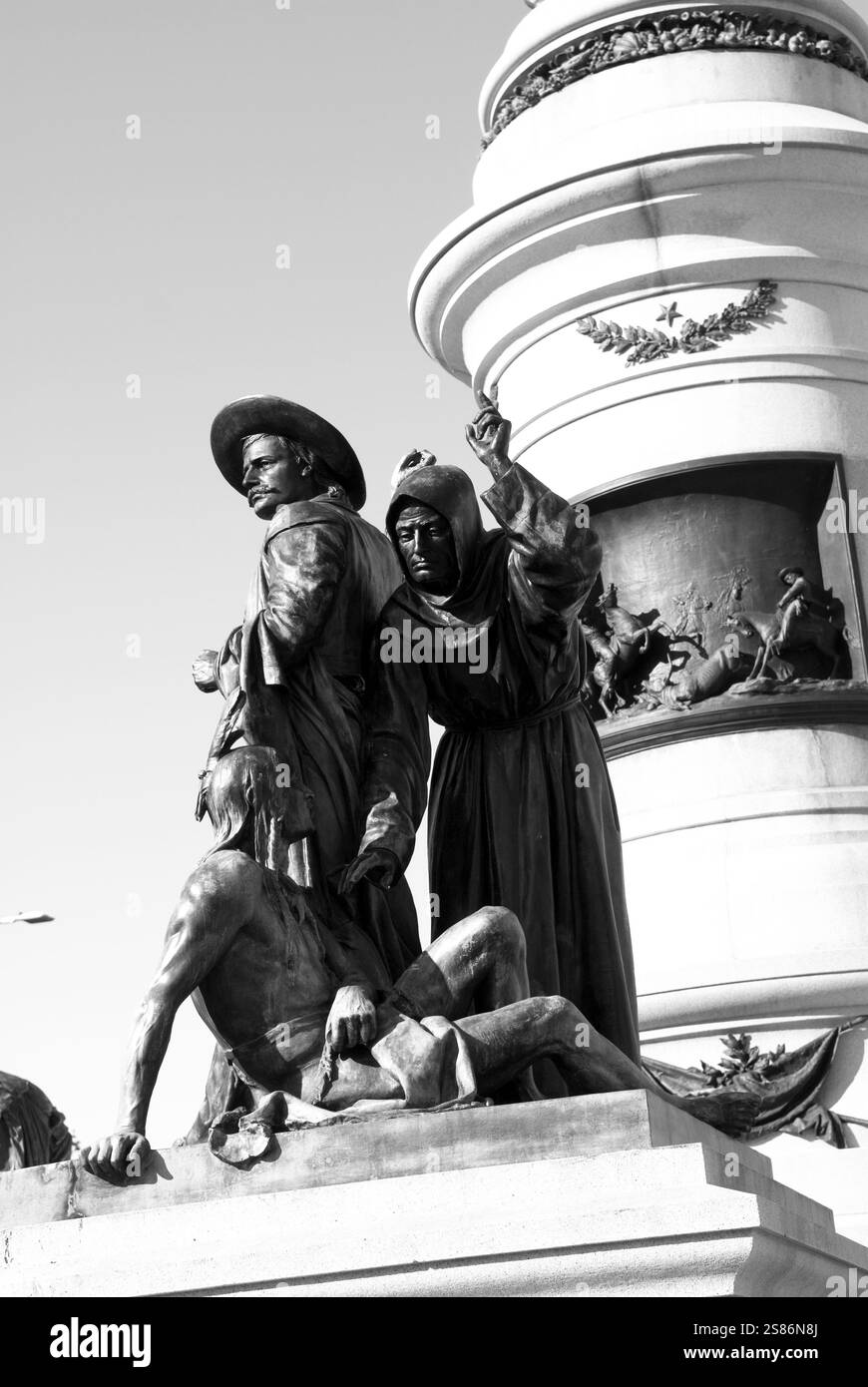 Sculpture moderne devant l'hôtel de ville historique de San Francisco, un monument architectural des Beaux-Arts en Californie, aux États-Unis. Banque D'Images