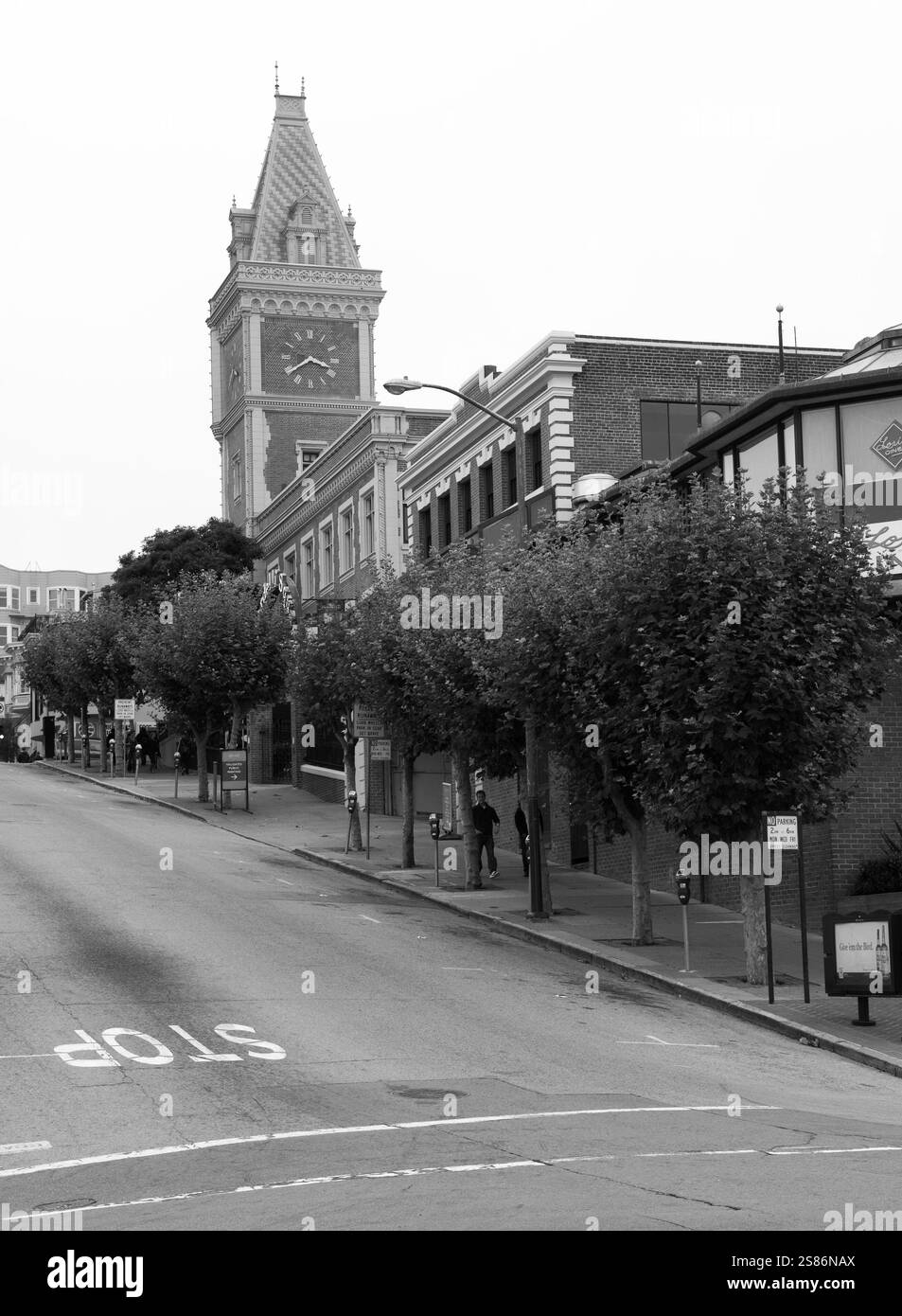 Emblématique Clock Tower à San Francisco, Californie, États-Unis, debout comme un monument architectural historique au cœur de la ville. Banque D'Images