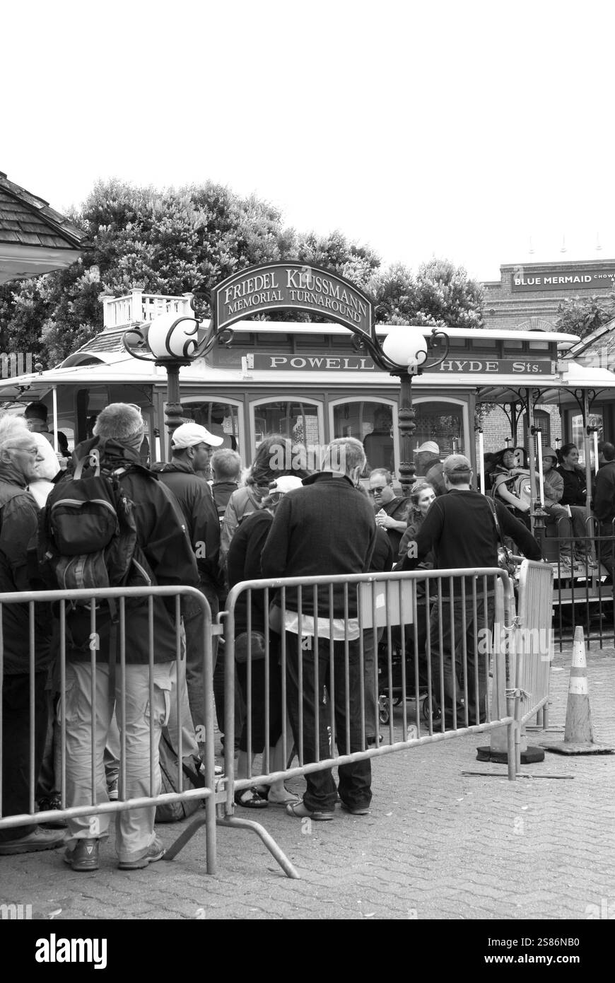 Friedel Klussmann Memorial Turaround, tour de funiculaire emblématique à l'intersection de Powell et Market Street à San Francisco, Californie, États-Unis. Banque D'Images