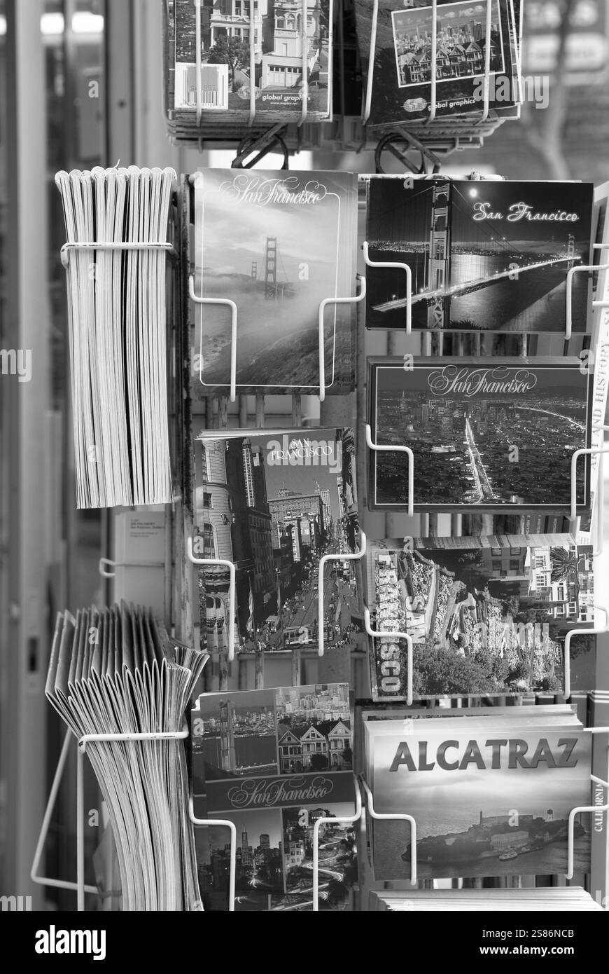 Exposition colorée de cartes postales dans une boutique de souvenirs à San Francisco, Californie, États-Unis, mettant en valeur des monuments emblématiques. Banque D'Images