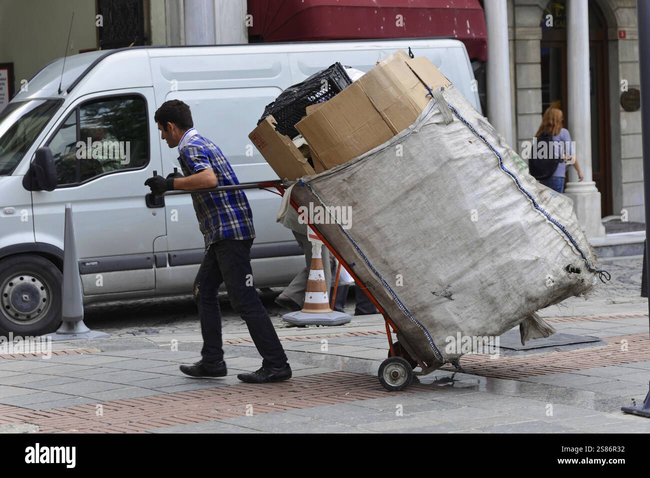 Homme tirant chariot à main chargé avec des boîtes dans la rue, Istanbul, province d'Istanbul, Turquie, Asie Banque D'Images