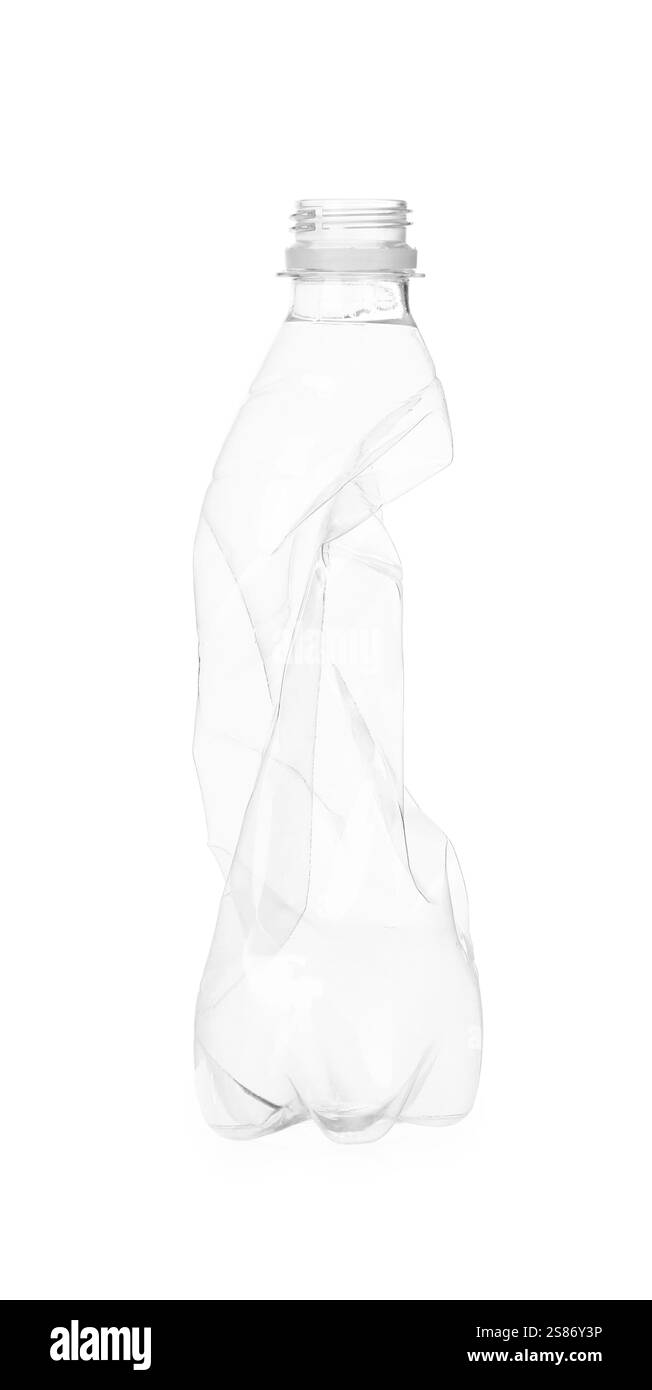Une bouteille en plastique froissée isolée sur blanc Banque D'Images