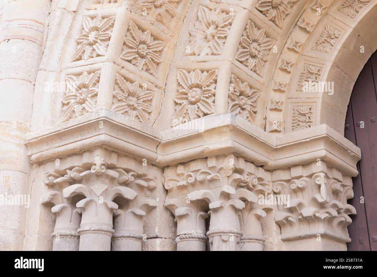 Église San Juan Bautista, Plaza Mayor, Zamora, province de Zamora, Castille-et-Léon, Espagne. Détail de l'entrée sud. Banque D'Images