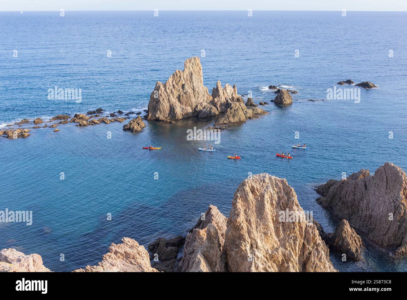Parc naturel de Cabo de Gata-Nijar, province d'Almeria, Espagne. Touristes kayak. Banque D'Images