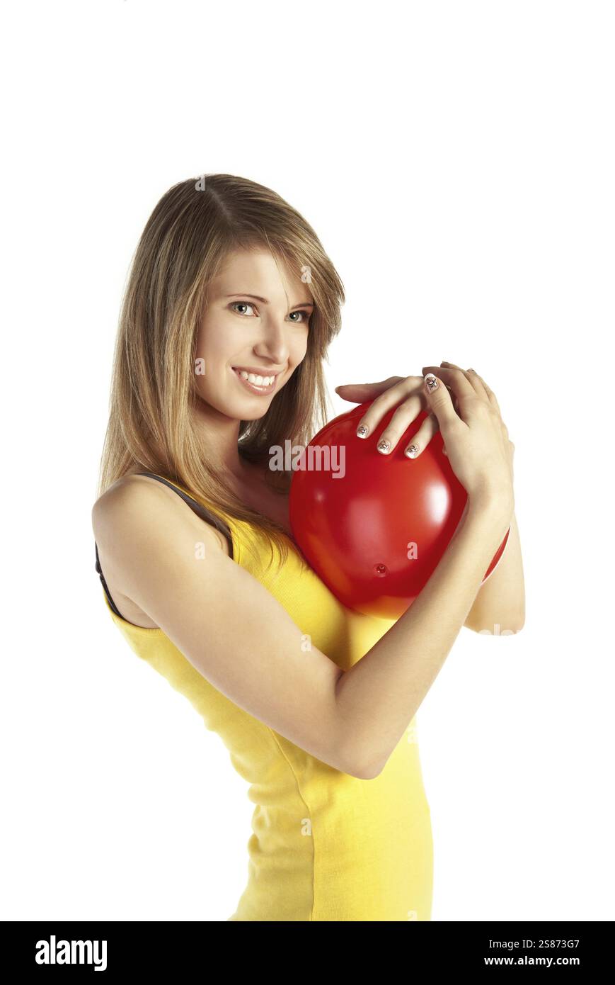 Jolie jeune femme blonde souriante en vêtements sportifs tenant la balle rouge, Fédération de Russie Banque D'Images