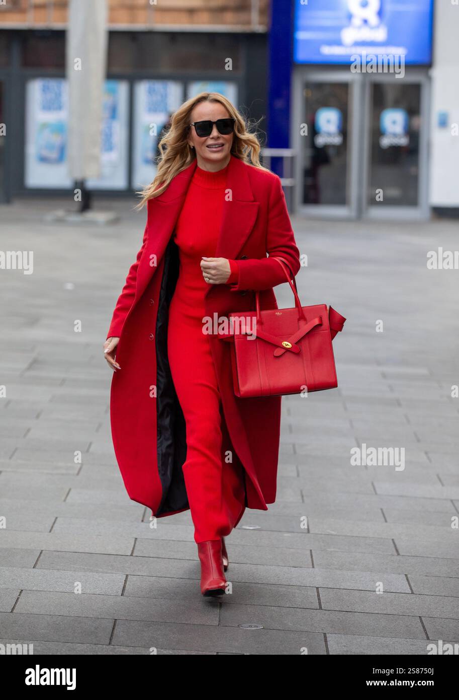 Londres, Angleterre, Royaume-Uni. 21 janvier 2025. Amanda Holden a l'air magnifique en rouge alors qu'elle quitte Global Radio Studios après avoir présenté son émission Heart Breakfast Radio Credit : Richard Lincoln/Alamy Live News Banque D'Images