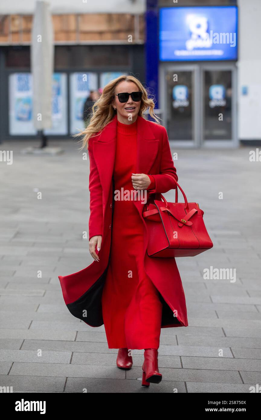 Londres, Angleterre, Royaume-Uni. 21 janvier 2025. Amanda Holden a l'air magnifique en rouge alors qu'elle quitte Global Radio Studios après avoir présenté son émission Heart Breakfast Radio Credit : Richard Lincoln/Alamy Live News Banque D'Images
