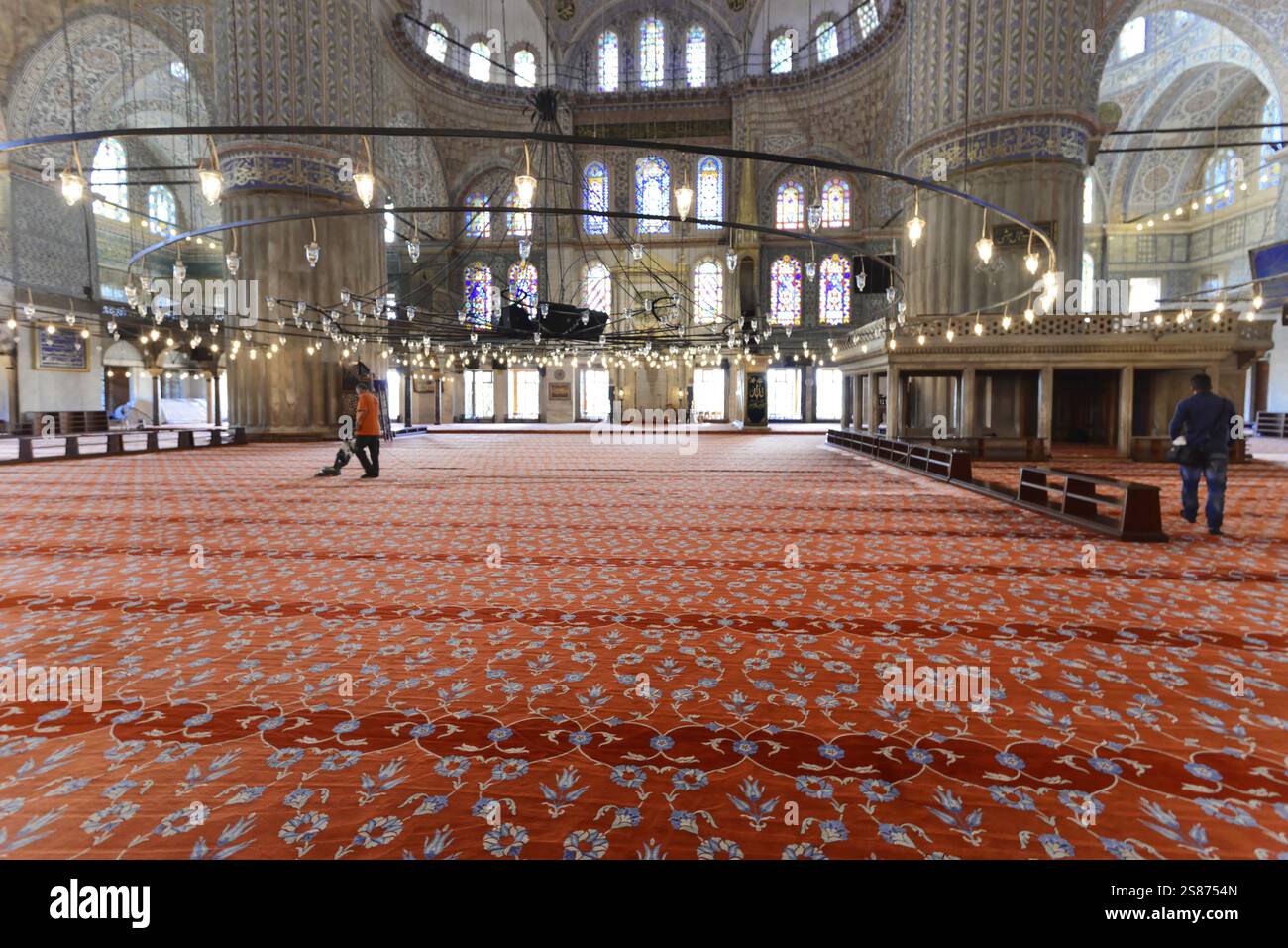 Mosquée Fatih, Fatih Camii, Mosquée Conquérant, district de Fatih, Istanbul, partie européenne, Turquie, salle de prière ouverte avec des gens, des tapis texturés et magni Banque D'Images