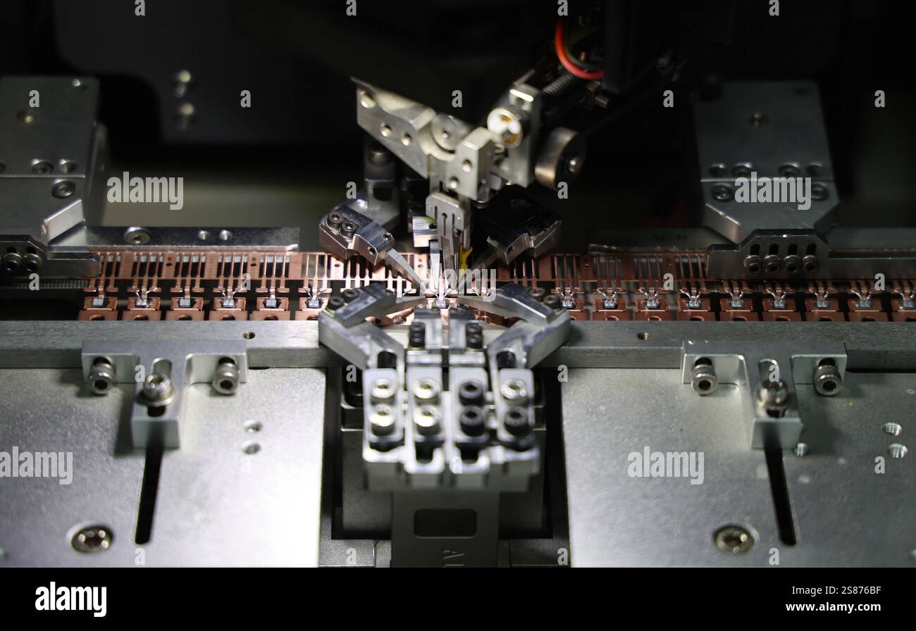 BINZHOU, CHINE - 20 JANVIER 2025 - Une machine produit des semi-conducteurs sur la chaîne de production d'une entreprise de fabrication de semi-conducteurs à Binzhou, E. Banque D'Images
