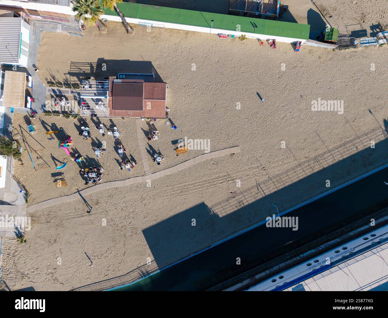 Vue aérienne d'un café en bord de mer à Sanremo, Italie. Banque D'Images