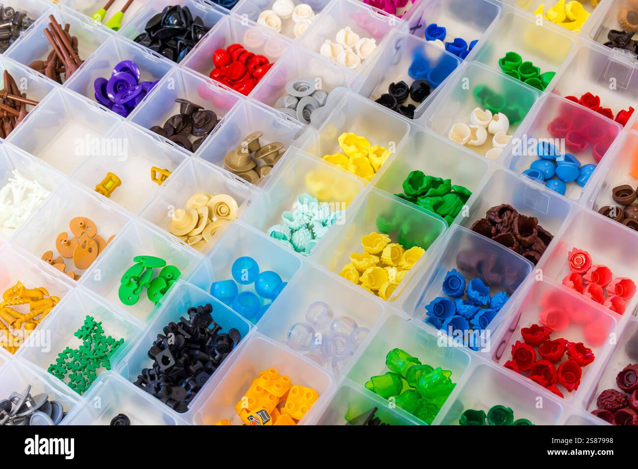 Chapeaux, casquettes et casques LEGO mini figurines en solde Banque D'Images