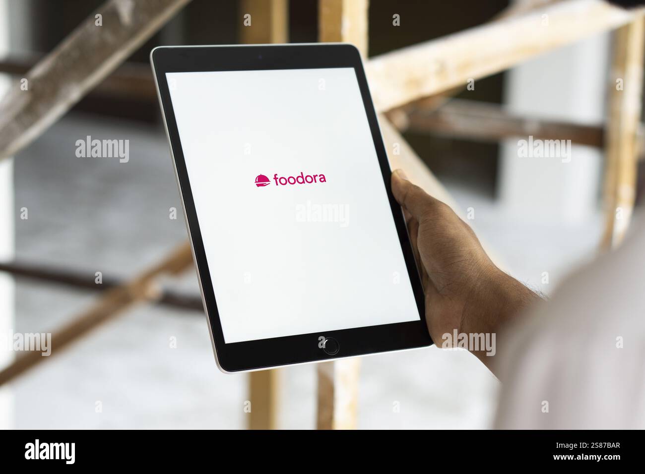 Le logo Foodora est affiché sur ipad. Foodora est une marque de livraison de nourriture en ligne appartenant à Delivery Hero Banque D'Images Le logo Foodora est affiché sur ipad. Foodora est une marque de livraison de nourriture en ligne appartenant à Delivery Hero Banque D'Images