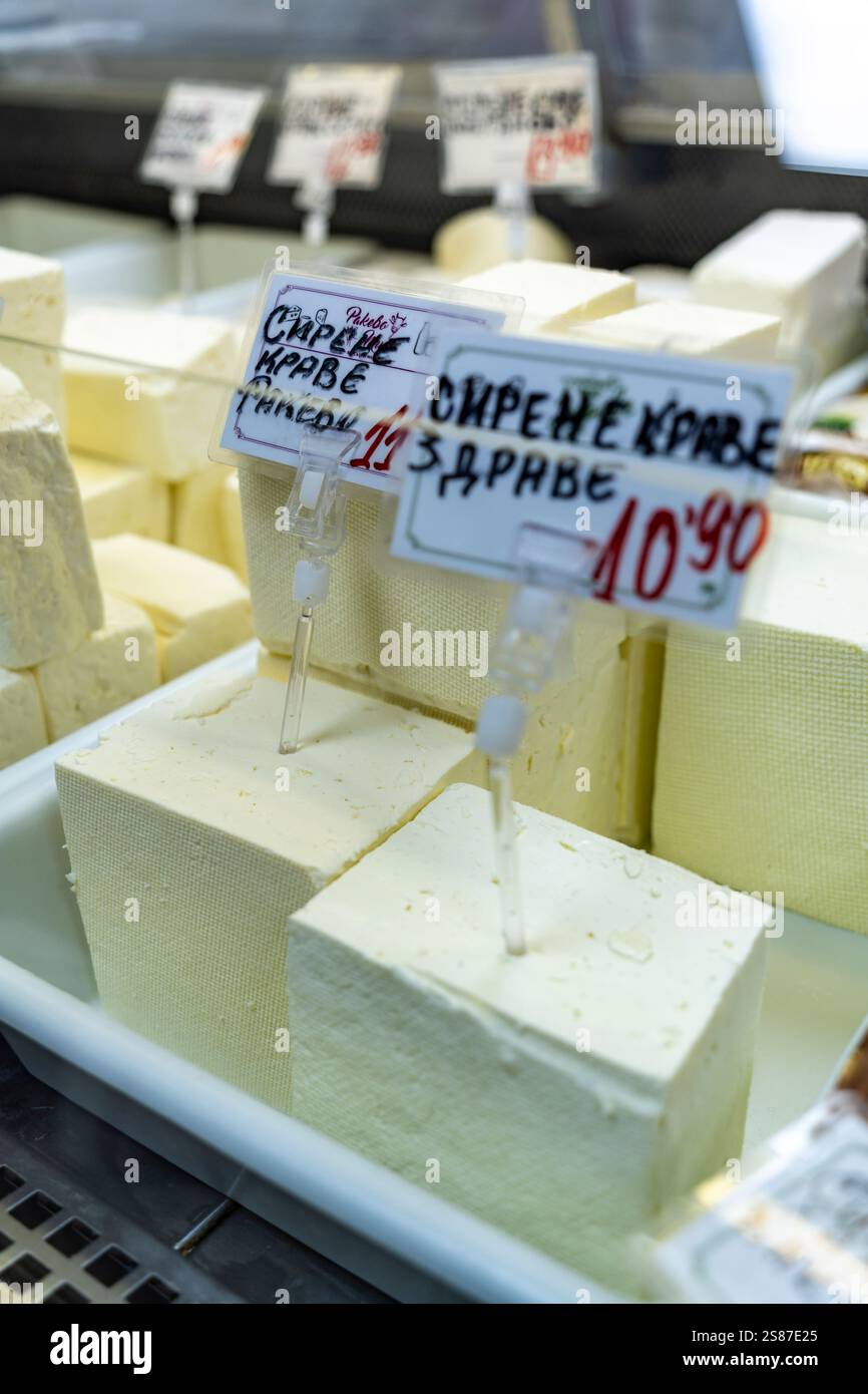 Magasin de fromage et de yaourt, marché des femmes, Sofia, République de Bulgarie, Europe. Banque D'Images