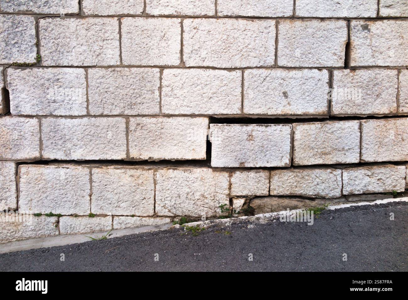 Un mur substantiel fait de blocs de pierre lourds, avec des joints fissurés maintenus avec du ciment de mortier, qui a bougé en raison de l'affaissement. Croatie. (138) Banque D'Images
