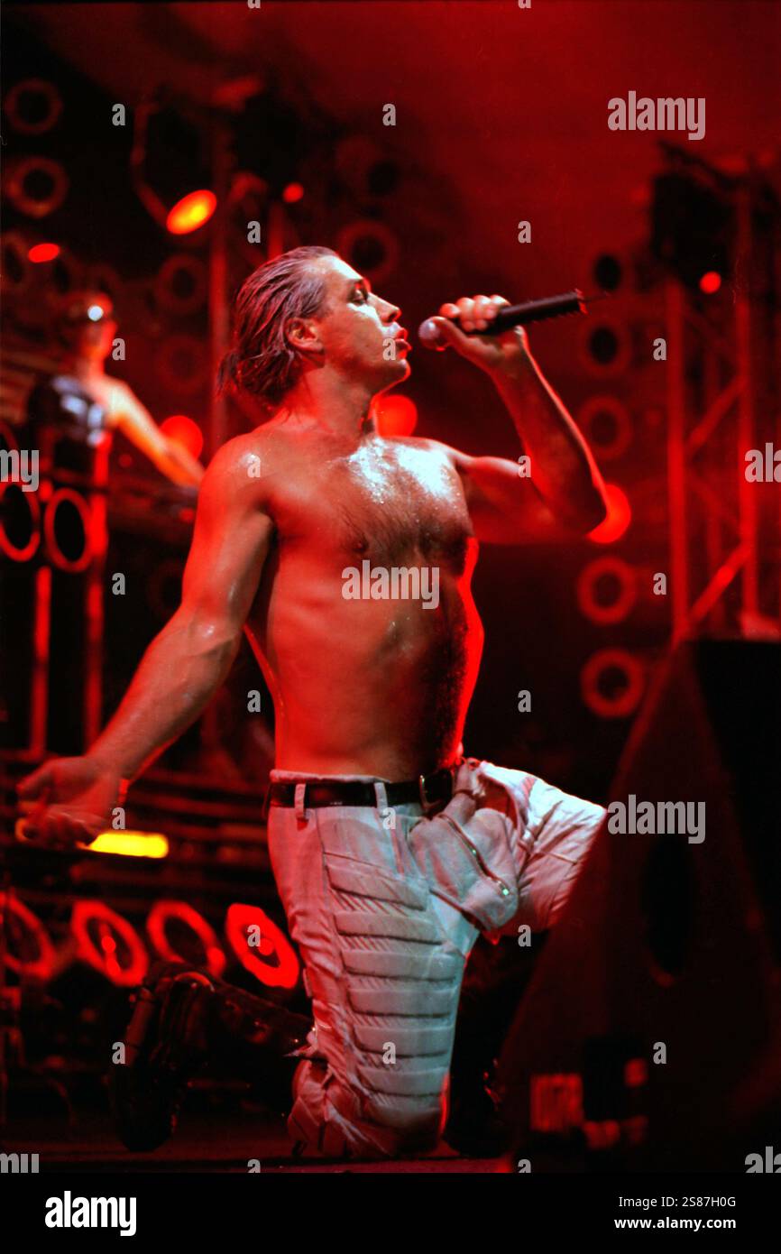 Hier soir jusqu'à ce que Lindemann a été admis à l'hôpital sur les conseils des médecins de bandes. Il a passé la nuit en soins intensifs mais a été déplacé car il se sent mieux. Till a été testé négatif pour le coronavirus. Rammstein Live Roskilde Festival 1998 au Danemark. Banque D'Images