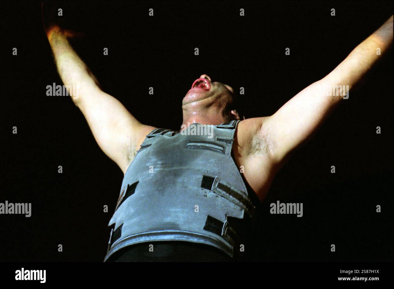 Hier soir jusqu'à ce que Lindemann ait été admis dans un hôpital sur les conseils de bandís doctorís. Il a passé la nuit en soins intensifs mais a été déplacé car il se sent mieux. Till a été testé négatif pour le coronavirus. Rammstein Live Roskilde Festival 2002 au Danemark. Banque D'Images