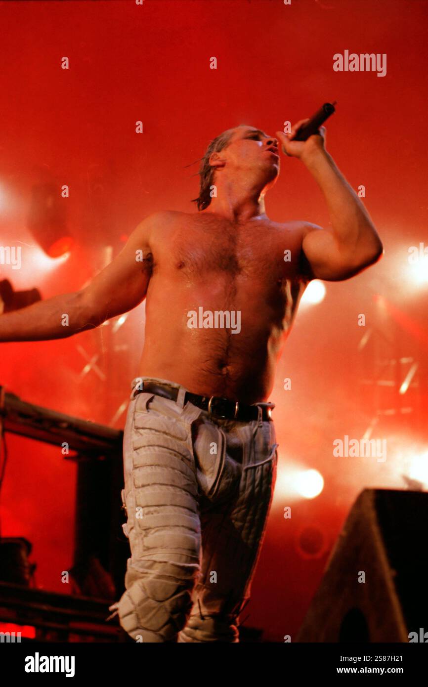 Hier soir jusqu'à ce que Lindemann a été admis à l'hôpital sur les conseils des médecins de bandes. Il a passé la nuit en soins intensifs mais a été déplacé car il se sent mieux. Till a été testé négatif pour le coronavirus. Rammstein Live Roskilde Festival 1998 au Danemark. Banque D'Images