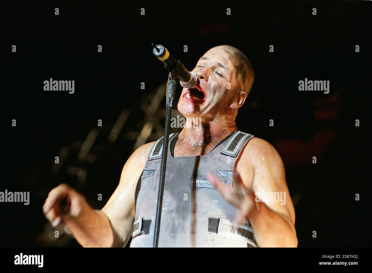 Hier soir jusqu'à ce que Lindemann ait été admis dans un hôpital sur les conseils de bandís doctorís. Il a passé la nuit en soins intensifs mais a été déplacé car il se sent mieux. Till a été testé négatif pour le coronavirus. Rammstein Live Roskilde Festival 2002 au Danemark. Banque D'Images