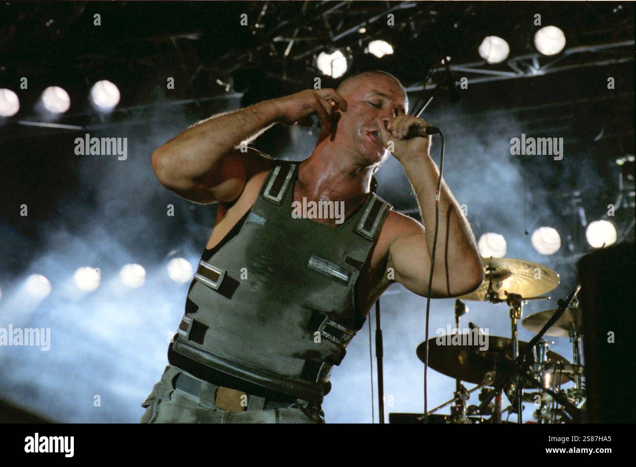 Hier soir jusqu'à ce que Lindemann ait été admis dans un hôpital sur les conseils de bandís doctorís. Il a passé la nuit en soins intensifs mais a été déplacé car il se sent mieux. Till a été testé négatif pour le coronavirus. Rammstein Live Roskilde Festival 2002 au Danemark. Banque D'Images