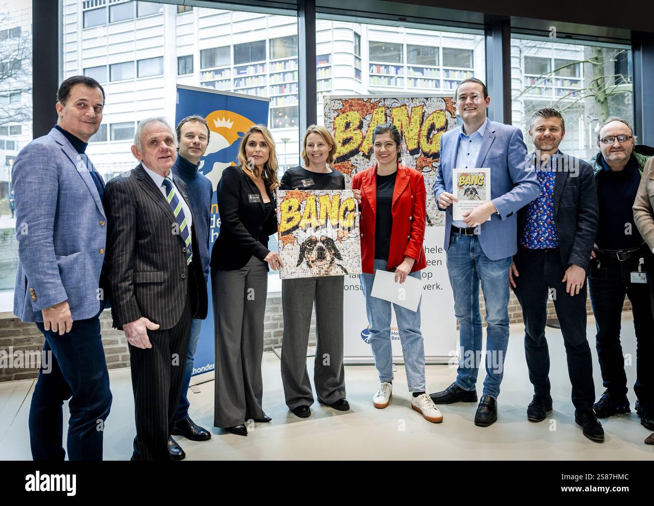 DEN HAAG - Ambassadeur Heleen van Royen (4ème l) de la Société de protection des chiens lors de la présentation d'une lettre de feu à la Chambre basse. Des dizaines de milliers de propriétaires de chiens ont signé la lettre d'incendie, appelant à une interdiction nationale des feux d'artifice de consommation. ANP REMKO DE WAAL pays-bas Out - belgique Out Banque D'Images