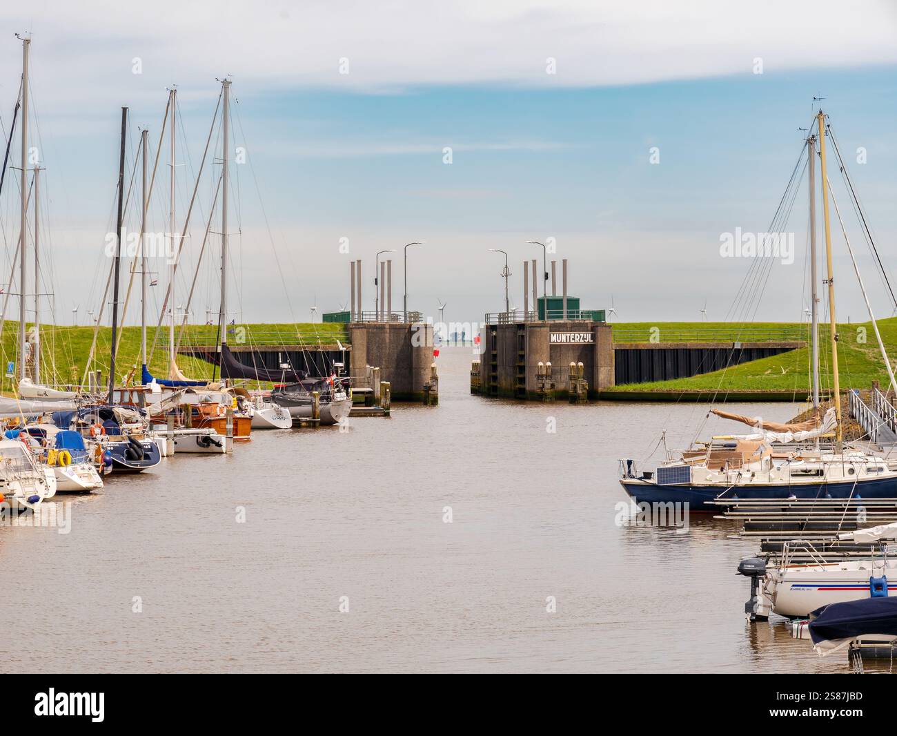 Marina de marée avec voiliers et entrée au port à Termunterzijl, Eemsdelta, Groningen, pays-Bas Banque D'Images