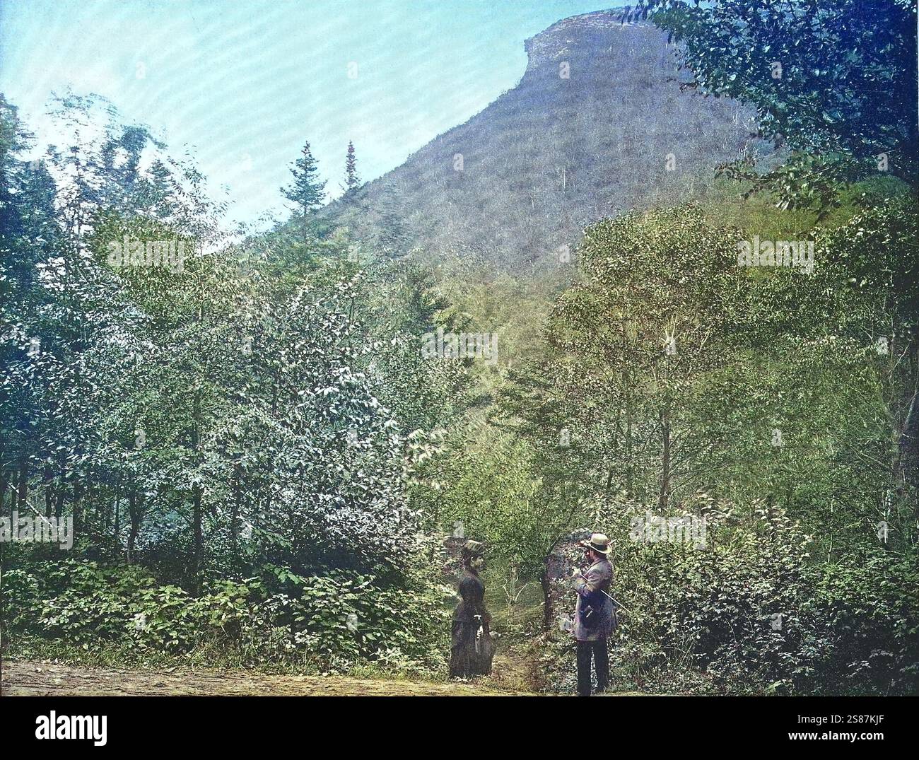 États-Unis d'Amérique, New Hampshire, homme et femme debout devant les montagnes de Franconia, la partie supérieure de la montagne ressemble à un visage humain, le profil de Franconia / Vereinigte Staaten von Amerika, New Hampshire, Mann und Frau stehen vor den Franconia Mountains, der obere Teil des berges ähnelt einem menschlichen Gesicht, das profil von Franconia, historique, reproduction numérique améliorée d'un original du XIXe siècle / vorale Reginklage original. Jahrhundert, Originaldatum nicht bekannt, CA 1880 Banque D'Images